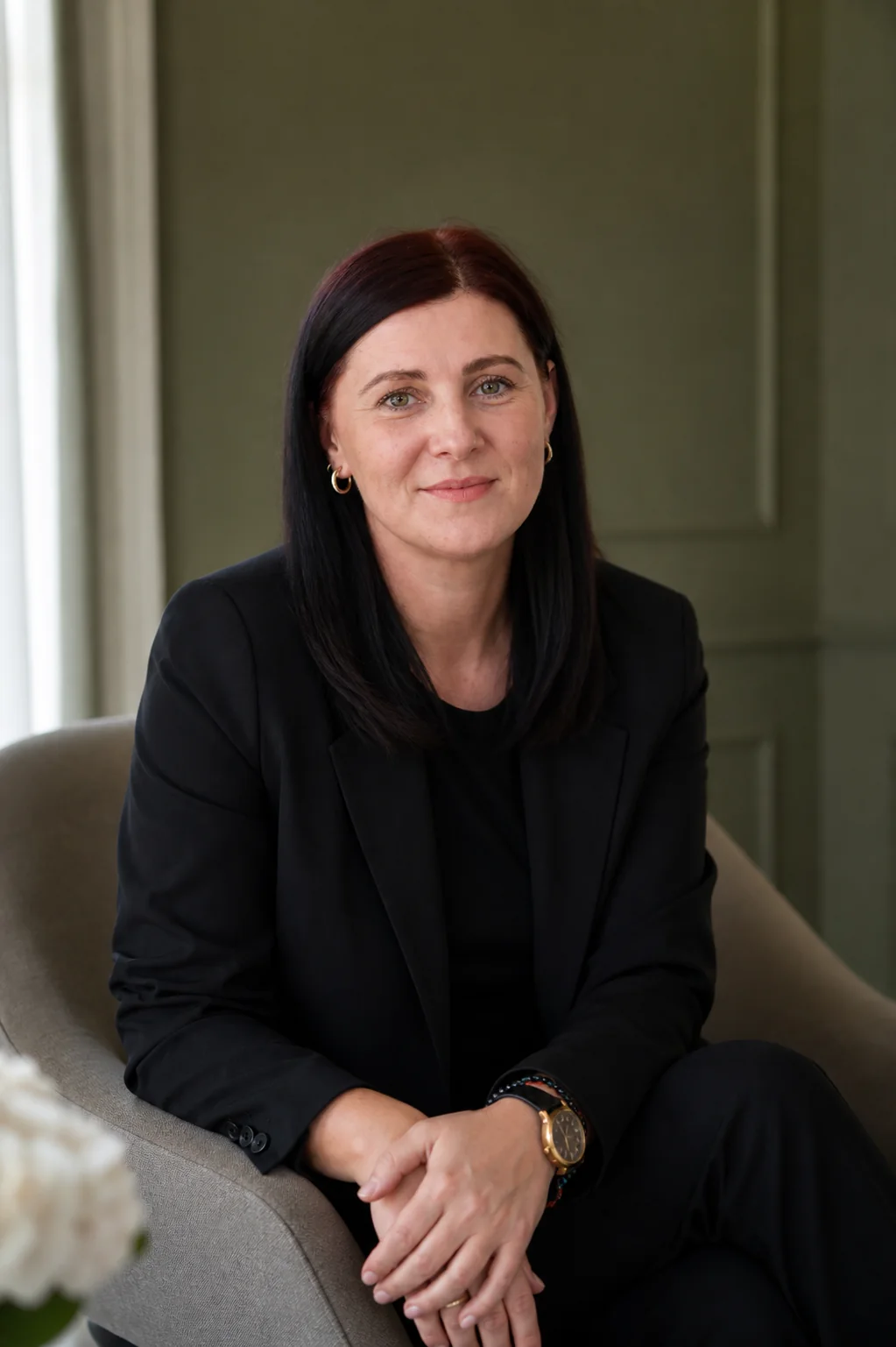 Karolina Maksym siedząca w fotelu i patrząca w stronę obiektywu